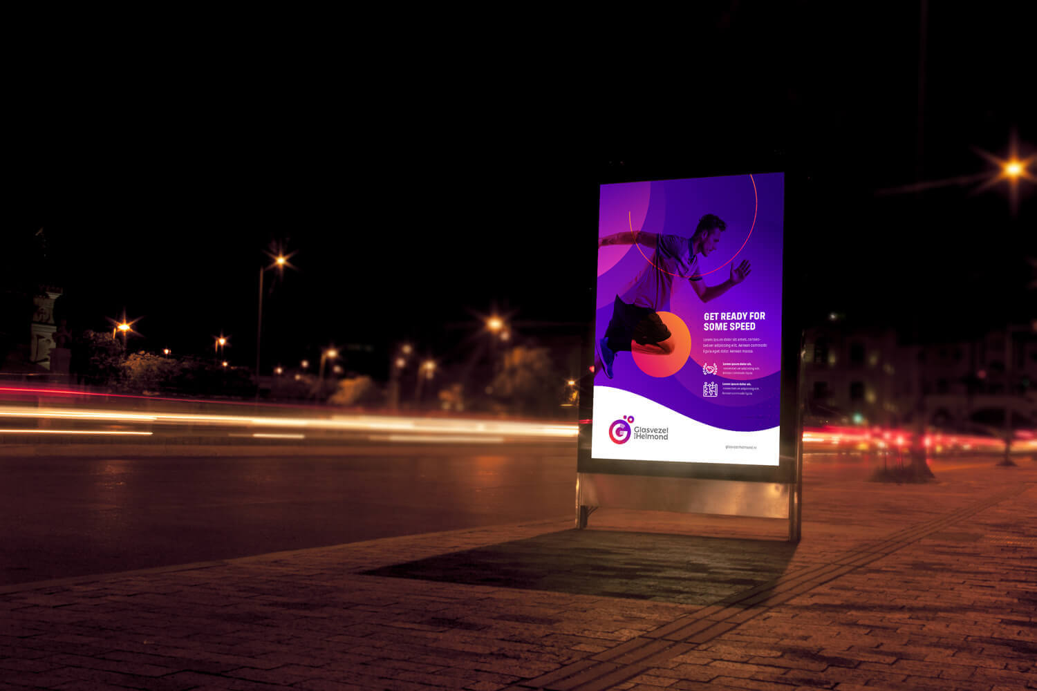Bord met poster voor Glasvezel Helmond aan snelweg in avond met flitsende autoverlichting en slogan 'Get ready for some speed'