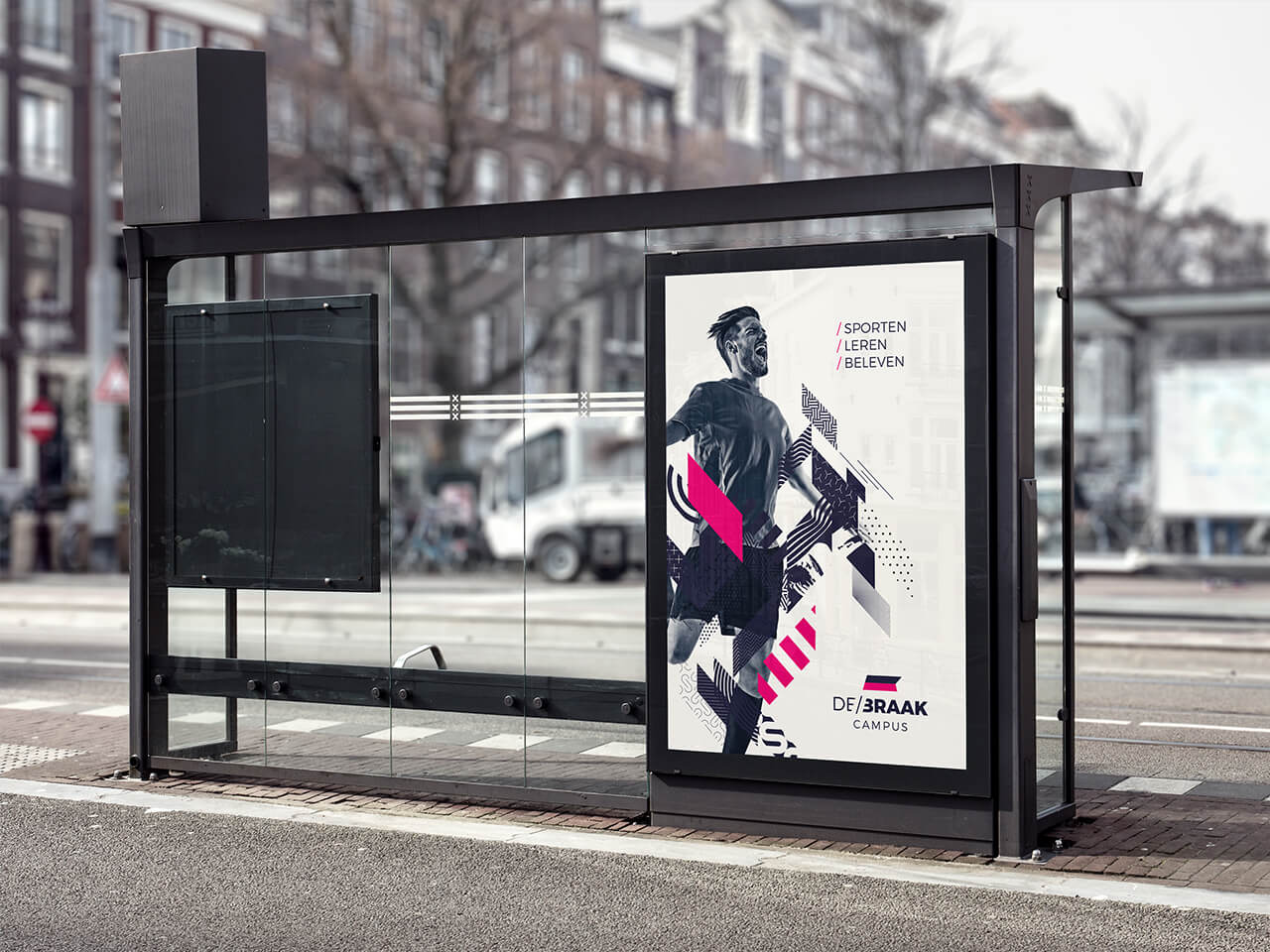Abri met poster voor Campus De Braak met voetballer en grafische patronen